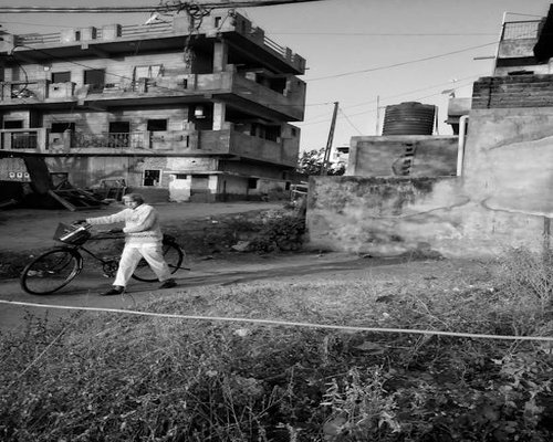 थकान महसूस करता हुआ एक व्यक्ति