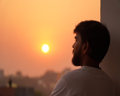 सुबह की ताजी हवा का आनंद लेता हुआ एक व्यक्ति